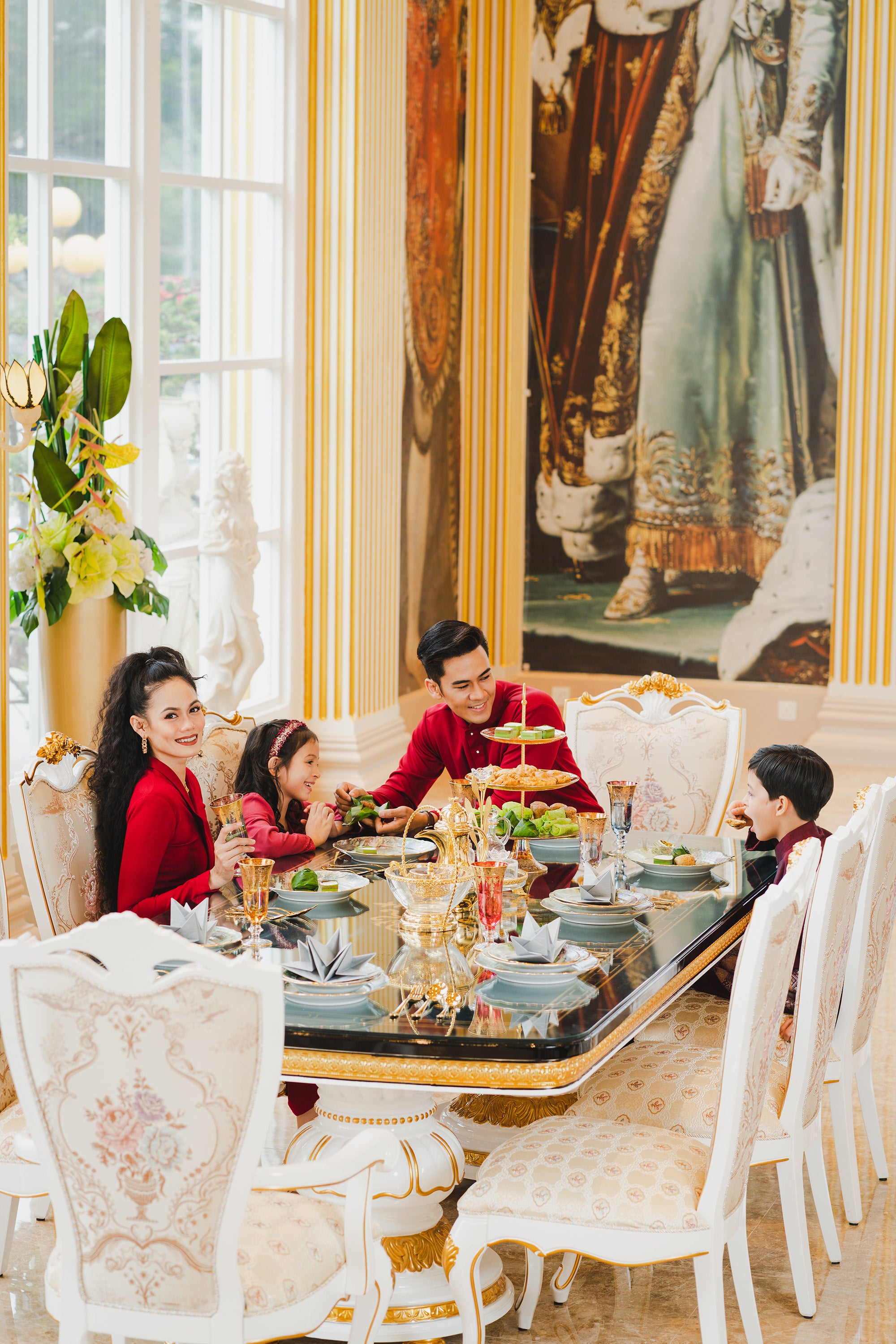 The VITTORIA 8 Seater Dining Set